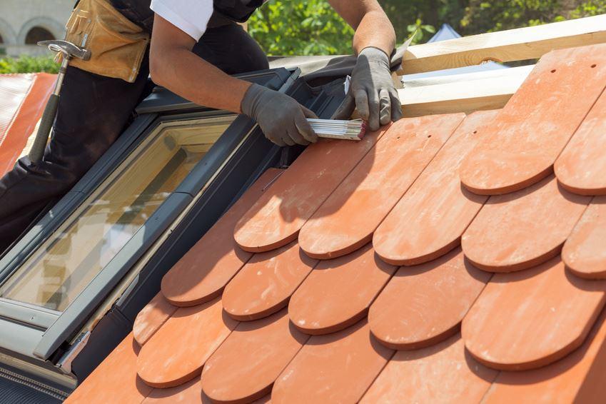 Dachdecker bringt Dachschindeln an